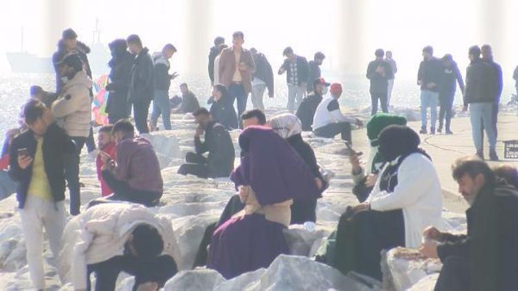 Burası Yenikapı Sahili... Sokağa çıkma kısıtlamasına rağmen dikkat çeken kalabalık