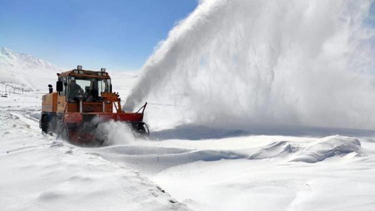 Vanda 55 yerleşim yerinin yolu kardan temizlenerek ulaşıma açıldı