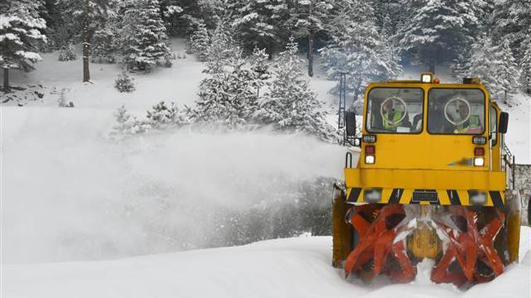 Karsta ekiplerin karla mücadele çalışmaları sürüyor