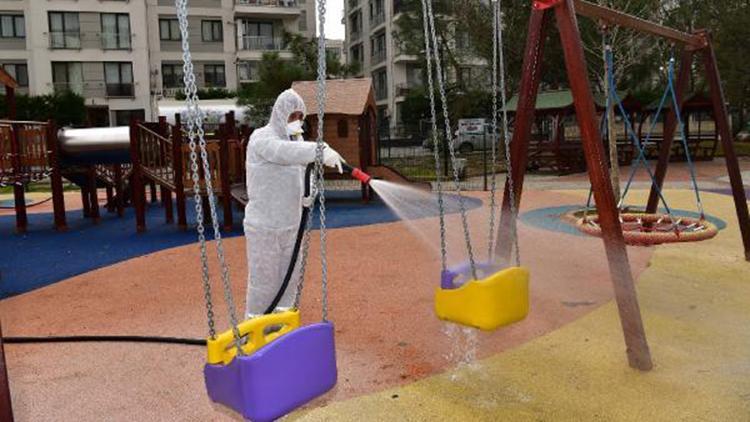 Tuzla’da bulunan 136 park çocuklar için dezenfekte edildi