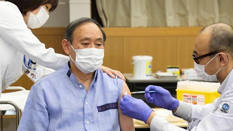 Japonya Başbakanı Suga, Kovid-19 aşısı oldu