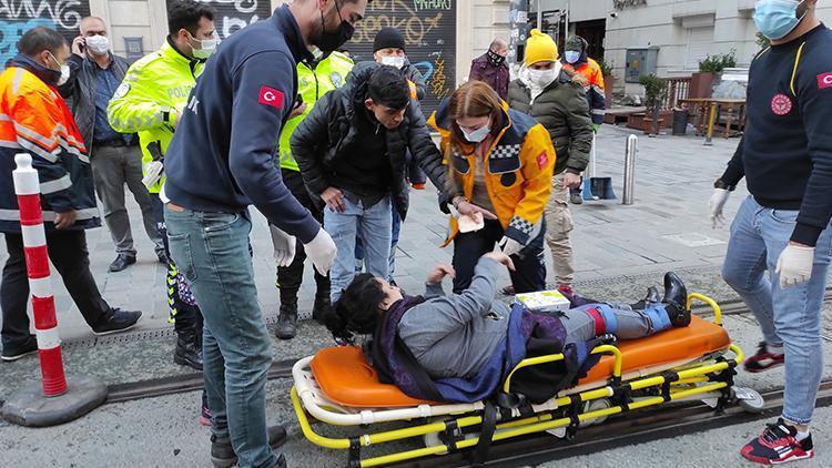 İstiklal Caddesinde 3 kişinin bindiği motosikletle temizlik aracı çarpıştı