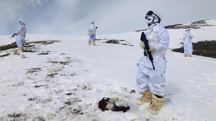 Başkale’de, kar altında 4,5 kilo toz esrar ele geçirildi