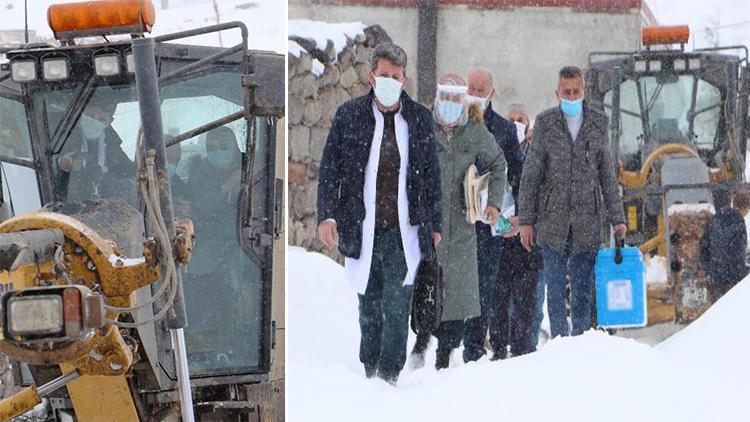 Doktor ve ebe, yolu kardan kapalı köye greyderle ulaştı