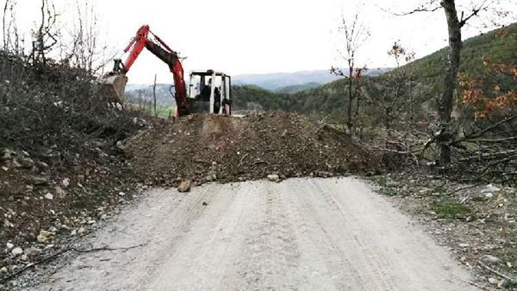 Sinop’ta karantina uygulanan köyün yolu toprakla kapatıldı