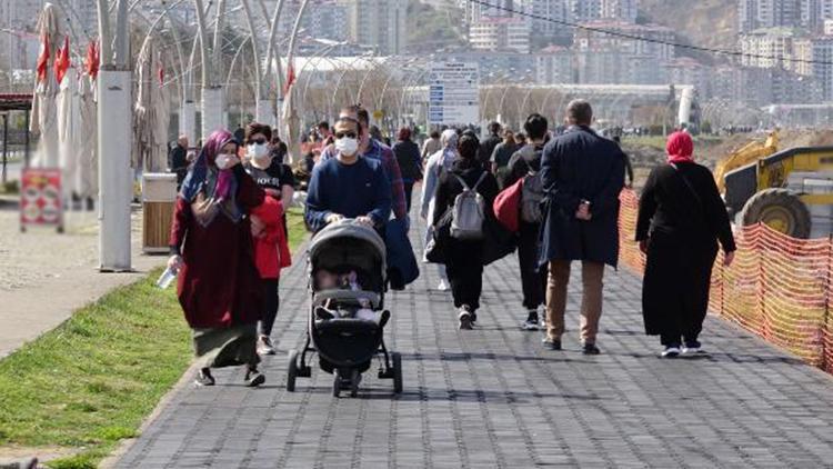 Çok yüksek riskli il Trabzonda caddelerde insan yoğunluğu sürüyor
