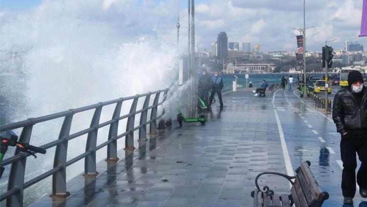 Üsküdar ve Caddebostan Sahilinde dev dalgalar oluştu