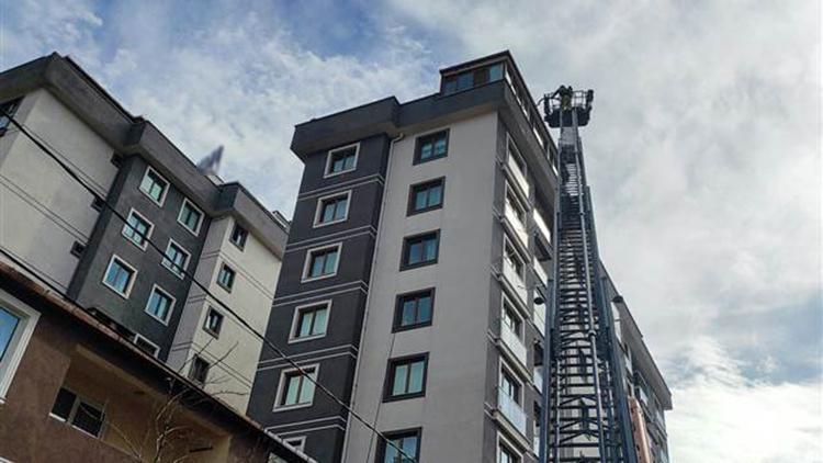 Pendikte 10 katlı apartmanın çatısındaki yangın söndürüldü