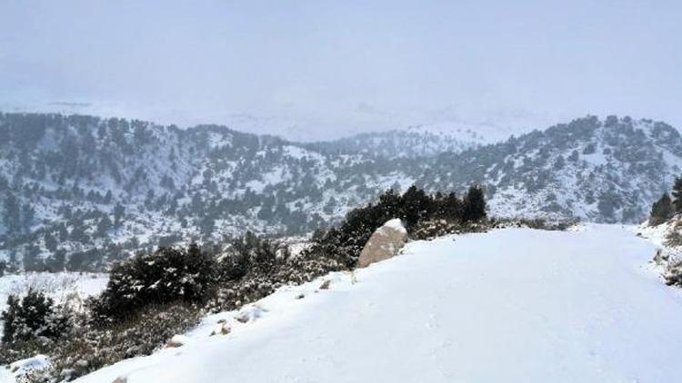 Antalyanın yüksek kesimlerinde kar etkili oldu