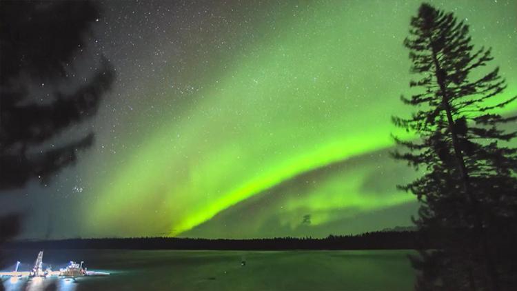 Alaska semalarında Kuzey Işıklarının muazzam dansı kamerada