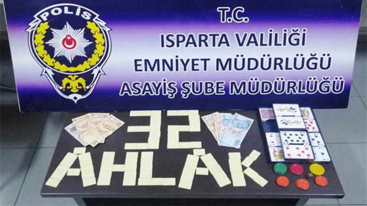 Ispartada kumar oynayan ve Kovid-19 tedbirlerini ihlal eden 8 kişiye para cezası yazıldı
