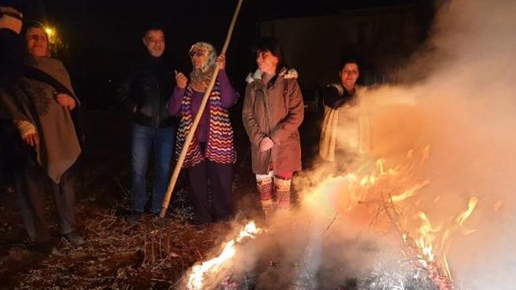 Nevruz ateşinden atlayıp, koronavirüs bitsin dileğinde bulundular