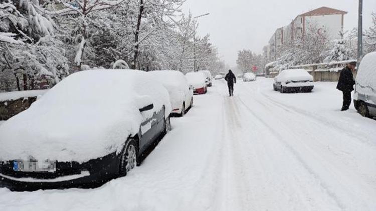 Erzuruma kışın yağmayan kar, baharda düştü