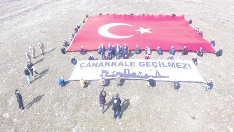 Çanakkale geçilmez diyen öğrenciler, 2 bin 26 rakımlı tepede dev bayrak açtı