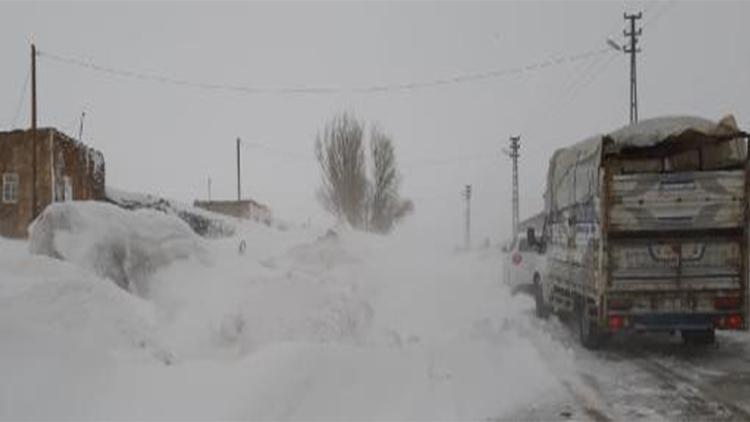Ağrı- Kars yolunda ulaşıma fırtına engeli