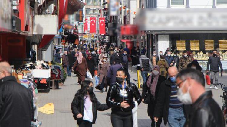 Vaka sayısının zirve yaptığı Samsun’da cadde ve sokaklarda insan yoğunluğu