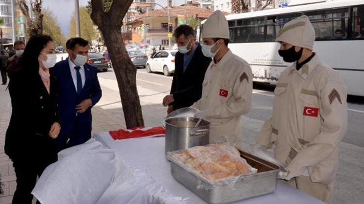 Hatay’da vatandaşlara Çanakkale şehitlerinin bir öğünlük menüsü ikram edildi