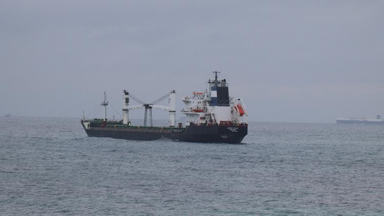 Bozcaadada karaya oturan gemi kurtarılmayı bekliyor