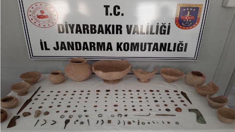 Diyarbakırda, 160 tarihi eseri satmak isteyen 5 şüpheliye suçüstü