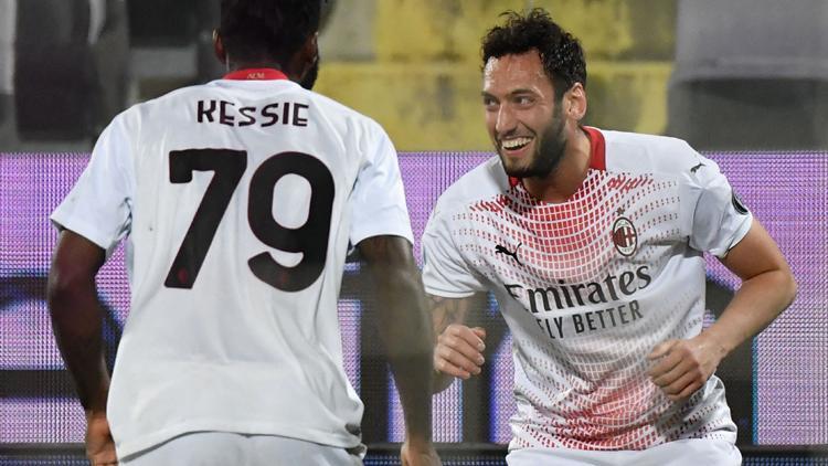 Hakan Çalhanoğlu, Milana Fiorentina karşısında galibiyeti getirdi