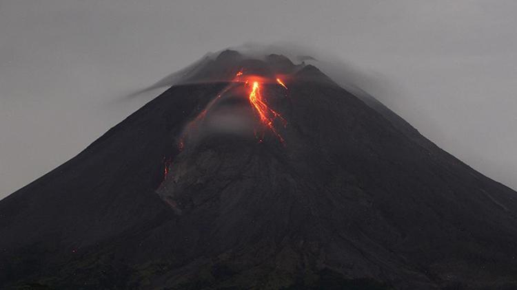 Endonezyada Merapi Yanardağında patlama