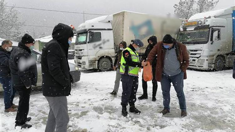 Ardahanda güvenlik güçleri tipinin dinmesini bekleyen araç sürücülerine çay ve yiyecek ikram etti