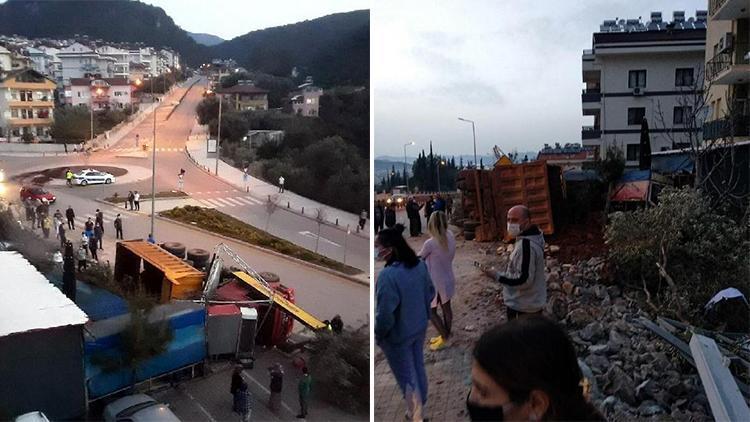 Hafriyat yüklü kamyon devrildi, molozlar etrafa saçıldı