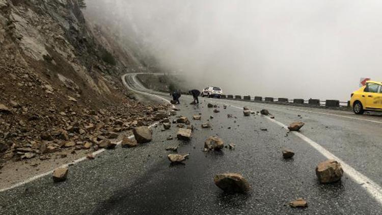 Şavşat’ta 38 köy yolu kar nedeniyle kapandı, yola düşen taşları jandarma temizledi