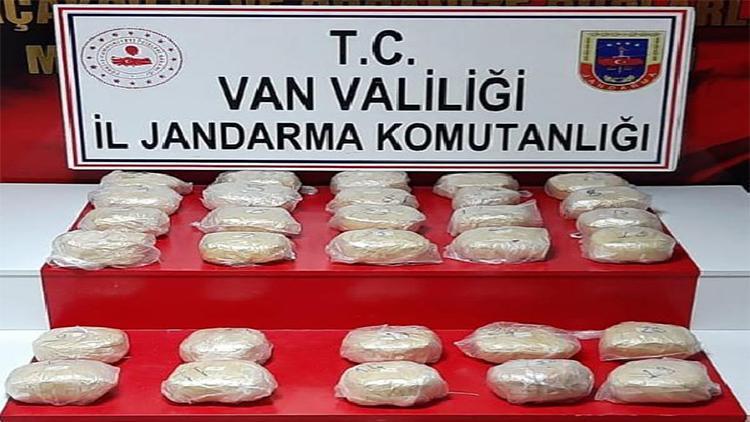 Vanda toprağa gömülü çuvallarda 37 kilo esrar ele geçirildi