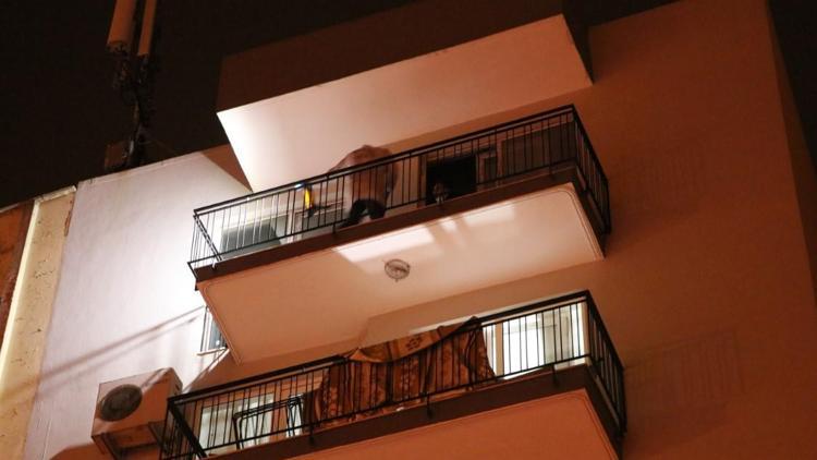 Gece yarısı vahşet Apartman dairesine çatıdan girip, eşini defalarca bıçaklayıp öldürdü