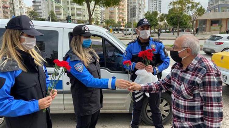 Adana polisi, sokakta ve pazarda yaşlılara karanfil dağıttı