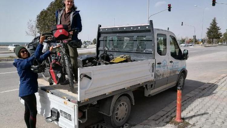 Hava şartlarında güçlük çeken Fransız bisikletli çiftin yardımına belediye koştu