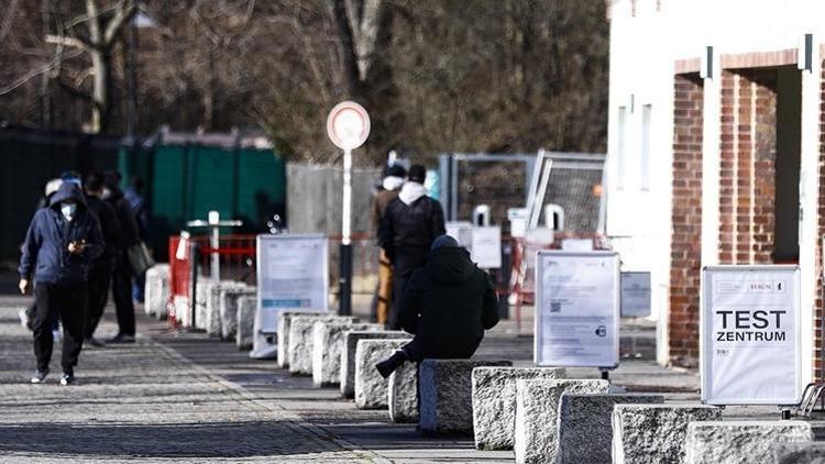 Almanyada Kovid-19 kaynaklı ölümler 75 bin sınırına ulaştı