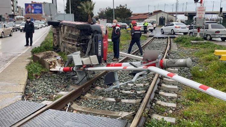 Tren yolu bariyerine çarpan araç devrildi, 1 kişi yaralandı