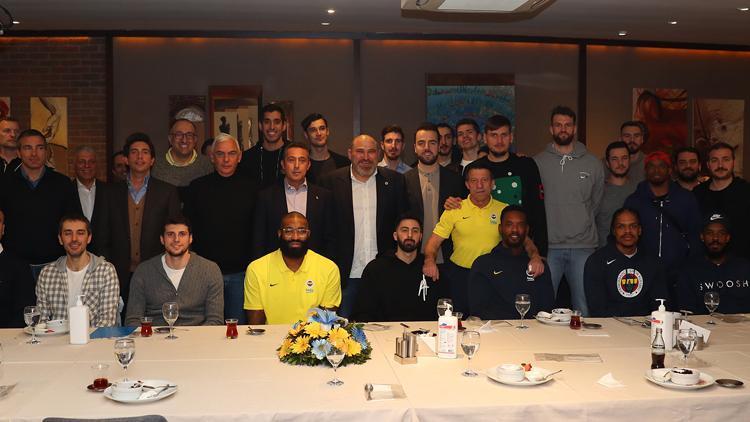 Fenerbahçe Kulübü Başkanı Ali Koç, erkek basketbol takımı ile bir araya geldi