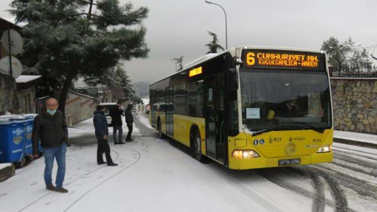 Kar yağışı nedeniyle rampayı çıkamayan otobüse vatandaşlardan paspas desteği