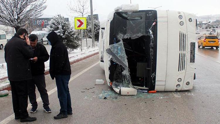 Afyonkarahisar’da servis midibüsü devrildi: 10 yaralı