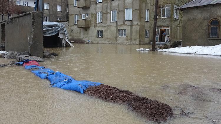 Yüksekovada sel; evler su altında kaldı