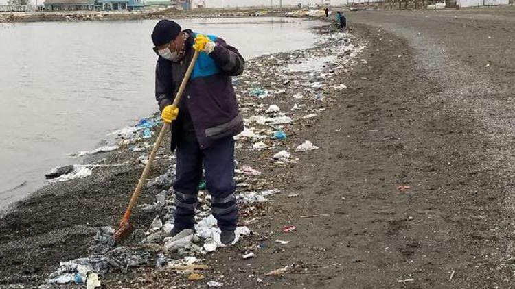 Van Gölü sahilinden tonlarca çöp toplandı