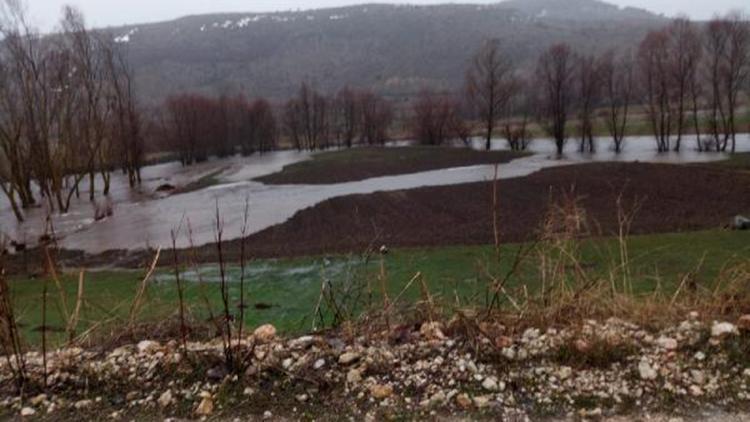 Tokatta sağanak; dereler taştı, su baskınları yaşandı