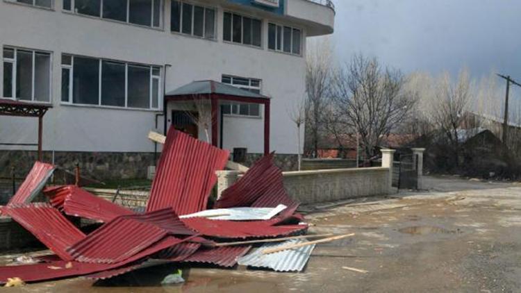 Bingölde fırtına; çatılar uçtu, ağaçlar devrildi