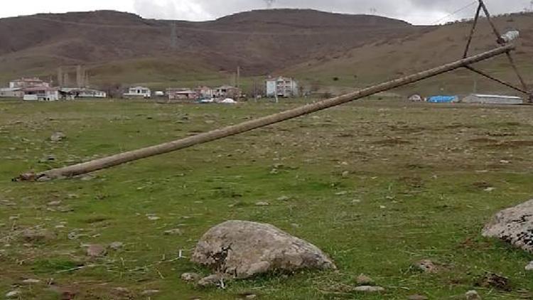 Elazığda şiddetli fırtına: 30 köyde çatılar uçtu, elektrik direkleri devrildi