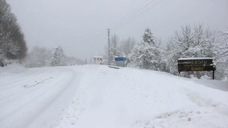 İneboluda kar yağışı; 34 köy yolu ulaşıma kapandı