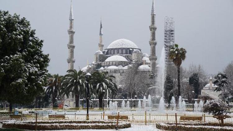 Kar yağışı Sultanahmet Meydanında kartpostallık görüntüler oluşturdu