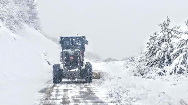 Karadenizde kar nedeniyle 71 köy yolu kapandı