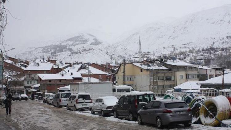 Çelikhan’da kar yağışı hayatı olumsuz etkiledi