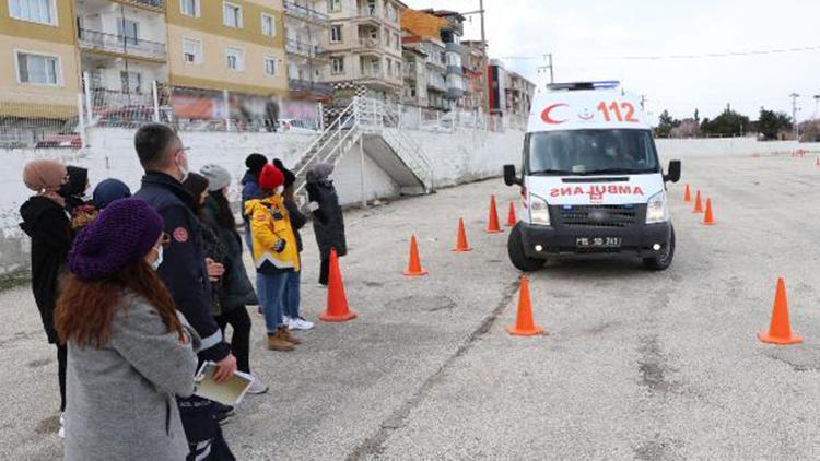 Kadın ATT ve paramediklere ileri ambulans sürüş teknikleri eğitimi