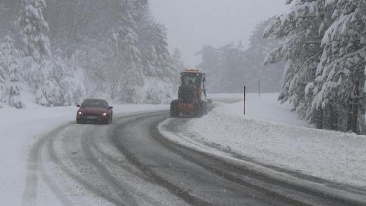 Domaniç’te kar yağışı ulaşımı aksattı