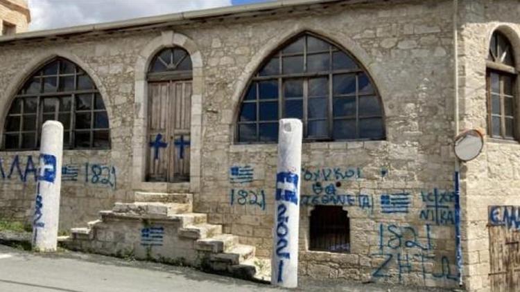 Rum Kesiminden çirkin provokasyon Camiye ‘haç’ çizip ‘Türklere ölüm’ tehditleri yazıldı