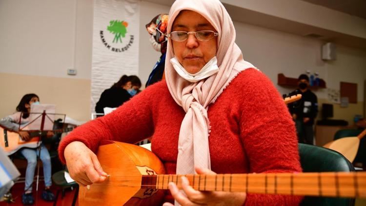 Yadigar teyzenin bağlama hayali gerçek oldu